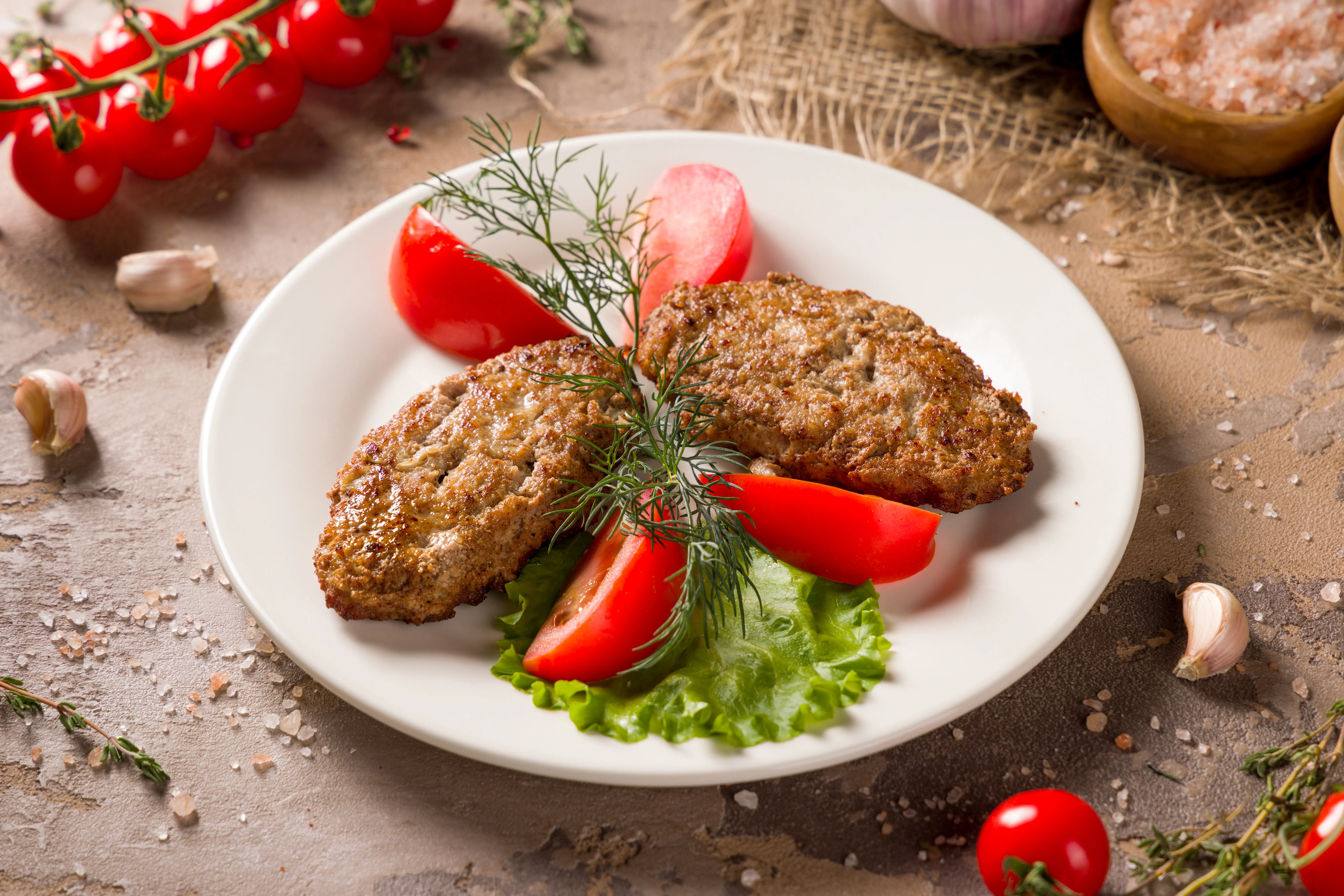 Котлеты говяжьи (с гарниром)